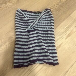 Cute, strapless top with a twist and flattering cut